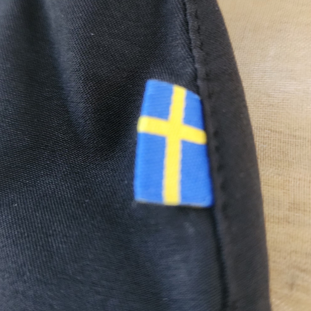 Fjallraven Black Capris for Versatile Wear - Picture 7 of 10